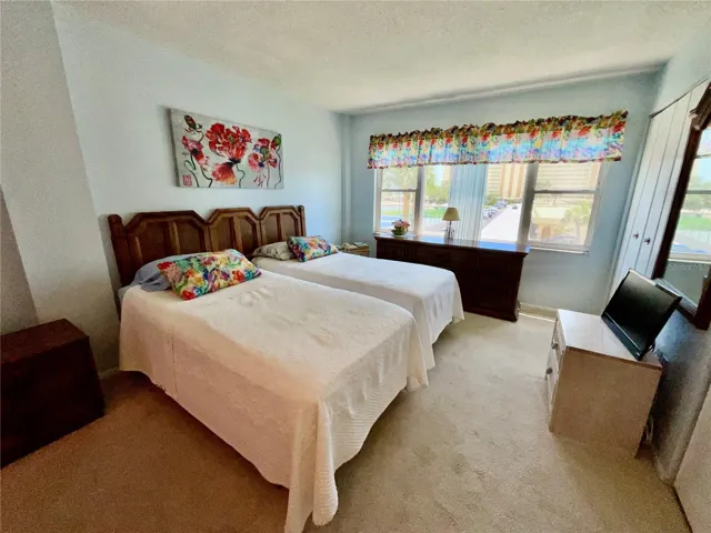 MASTER BEDROOM WITH EN SUITE FULL BATH