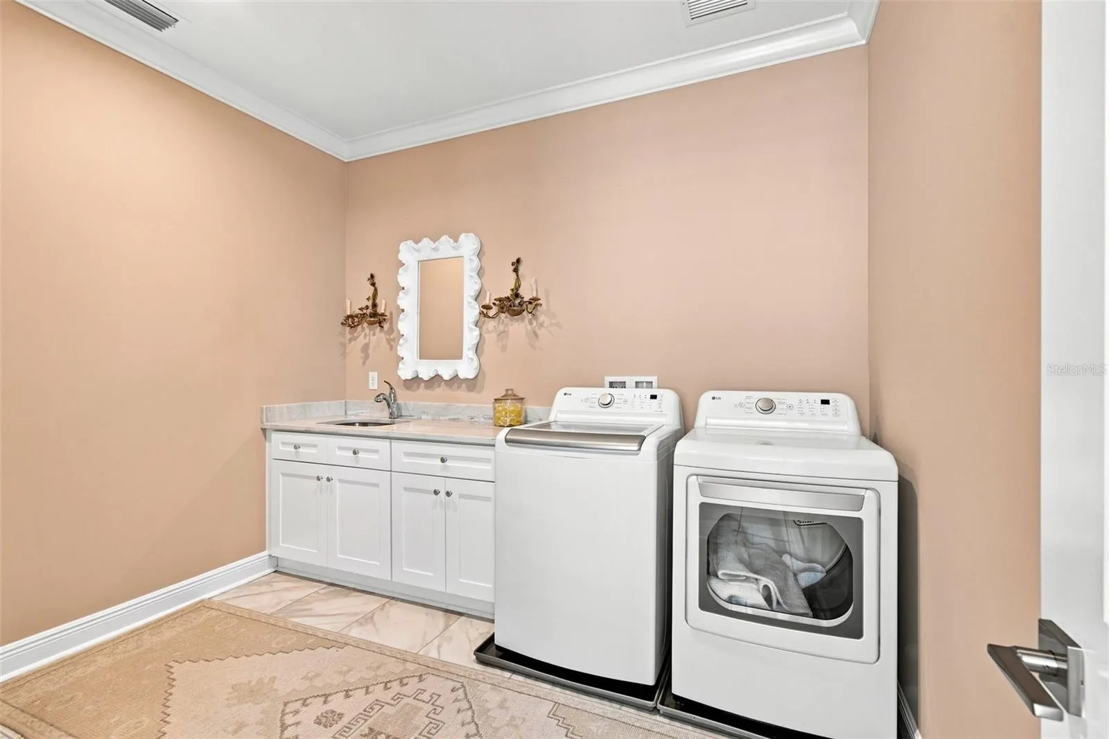 Lots of space to do laundry - could even put a desk in here!