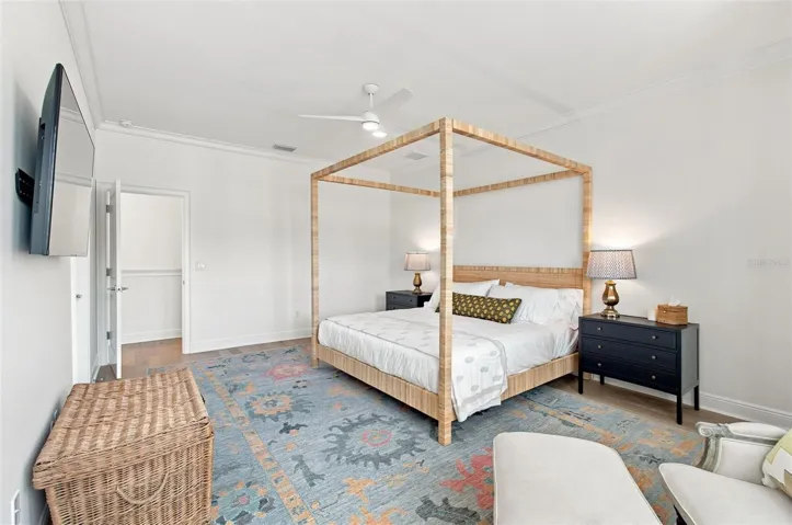 Large auxiliary bedrooms