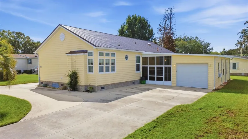 Furnished 3/2 modular home w/boat slip and golf cart. Just bring your suitcases!