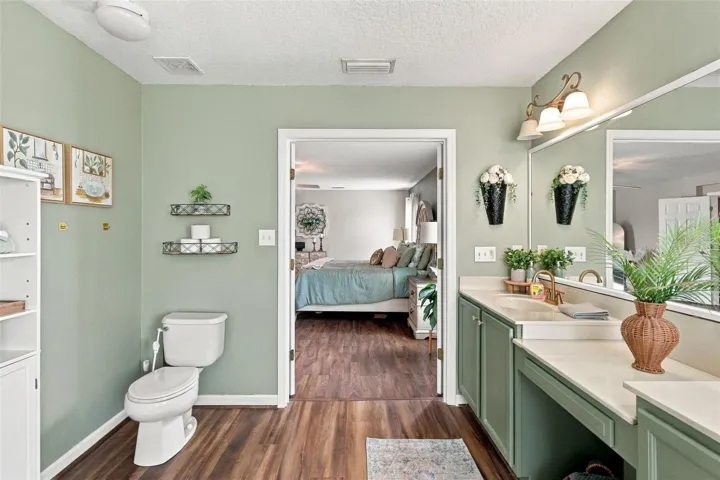 Ensuite bath towards primary bedroom.
