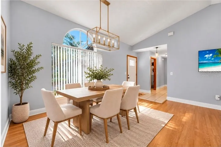 VIRTUALLY STAGED Dining room
