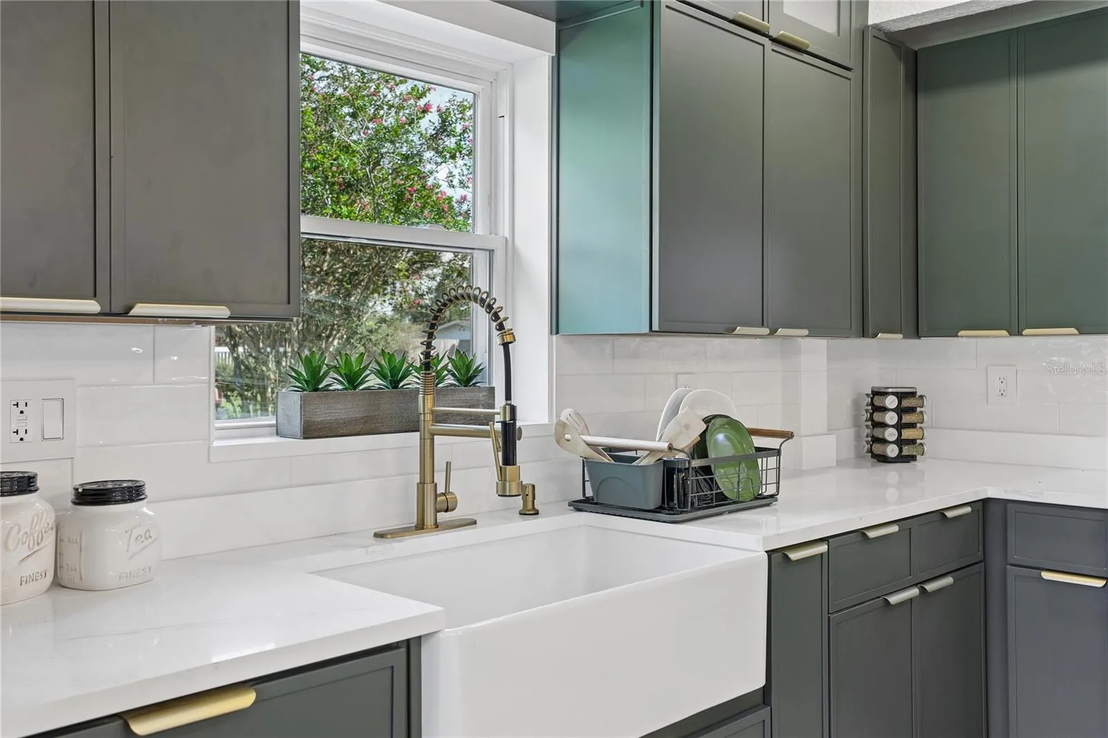 Farmhouse sink, modern faucet and thoughtful kitchen details