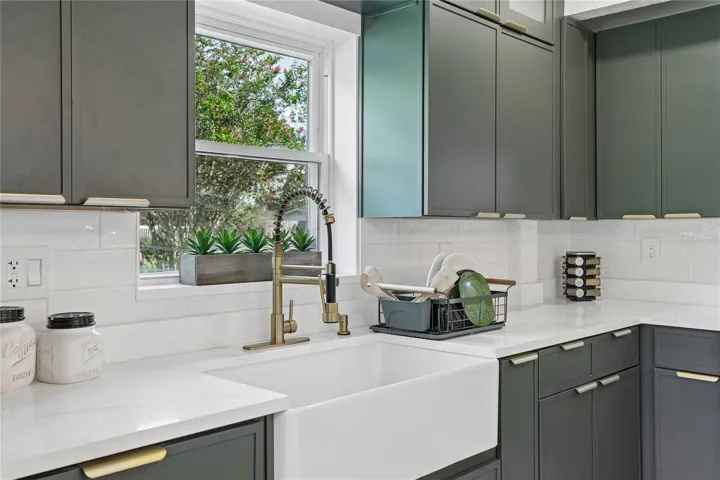 Farmhouse sink, modern faucet and thoughtful kitchen details