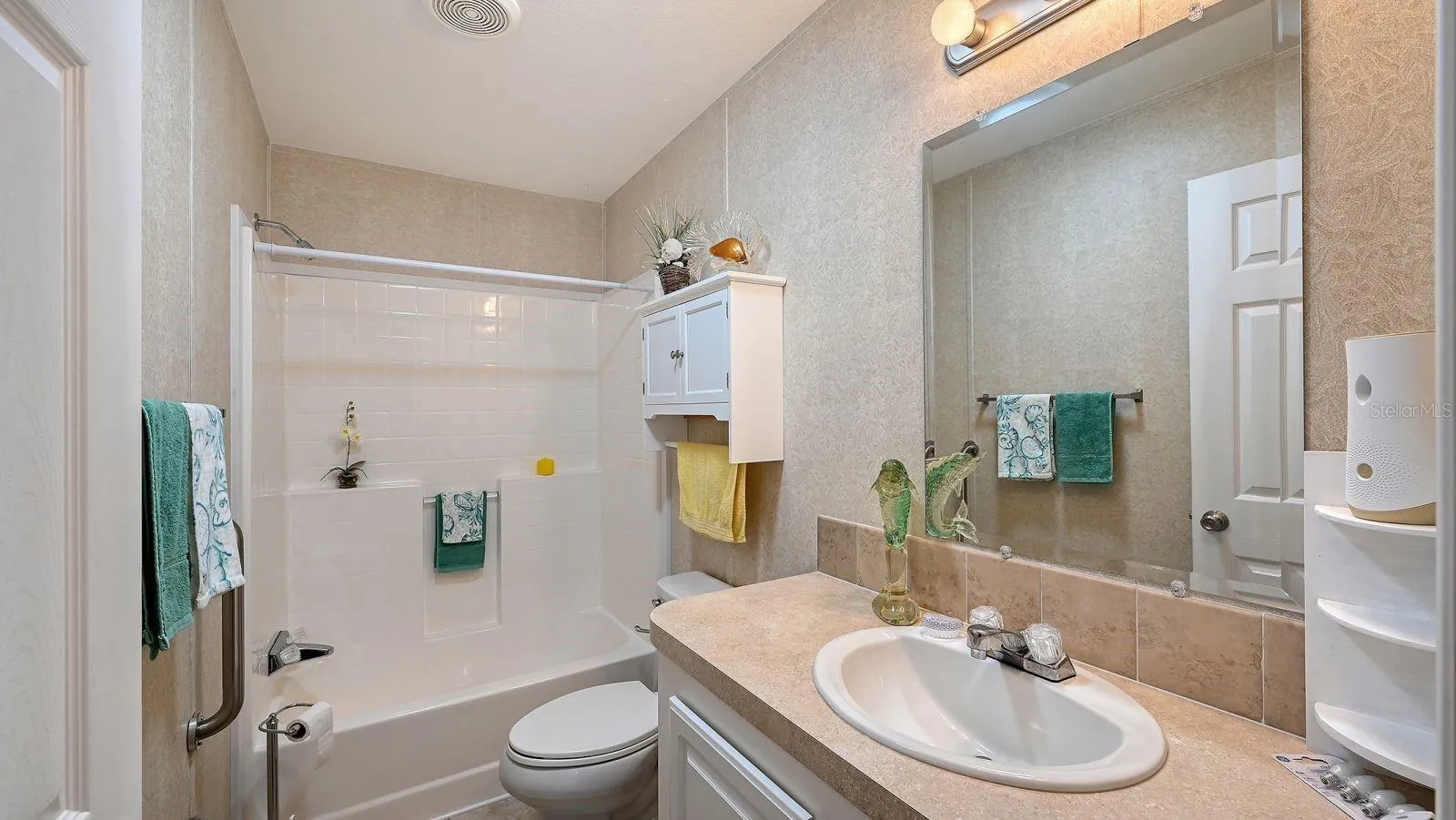 Guest Bathroom with Tub/Shower Combination