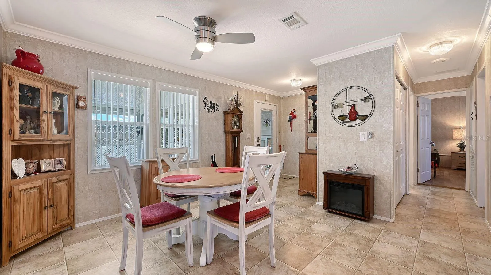 Dining & Foyer