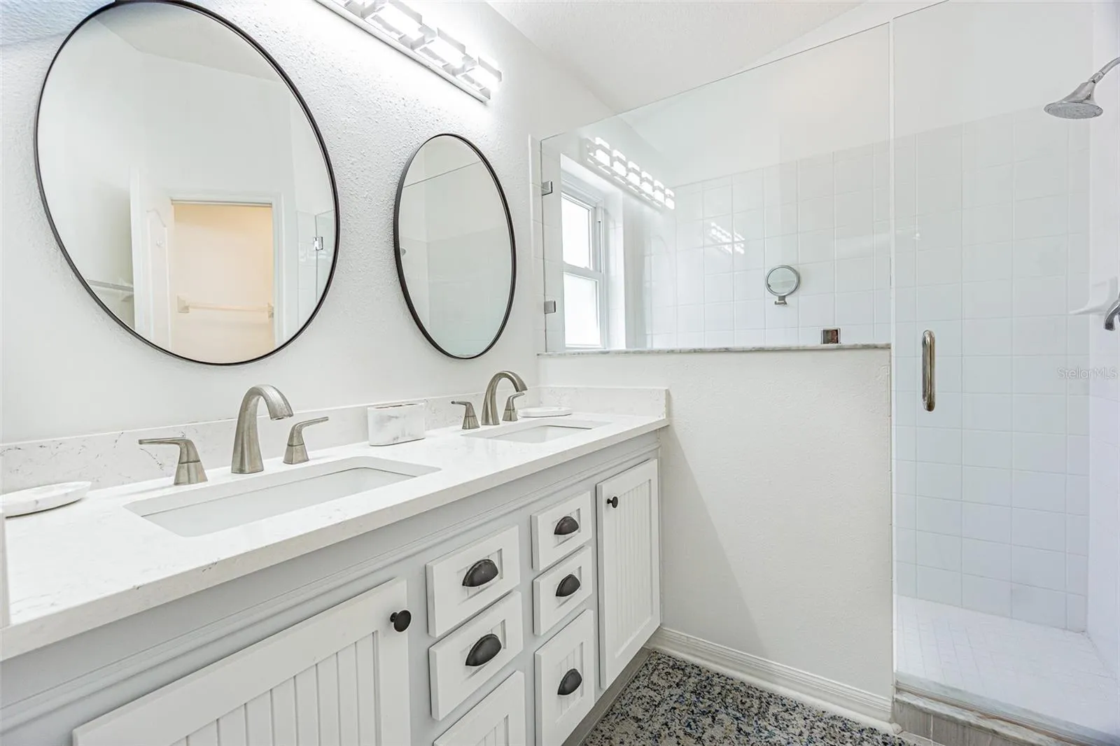 Light, bright, updated bath ensuite