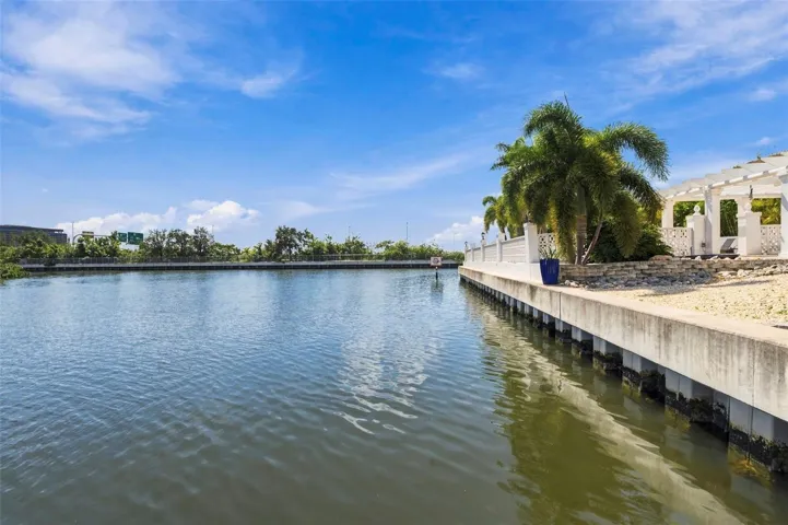 190' FEET OF NEW SEAWALL - DEEPEST CANAL - 15 minute Boat ride to Gulf