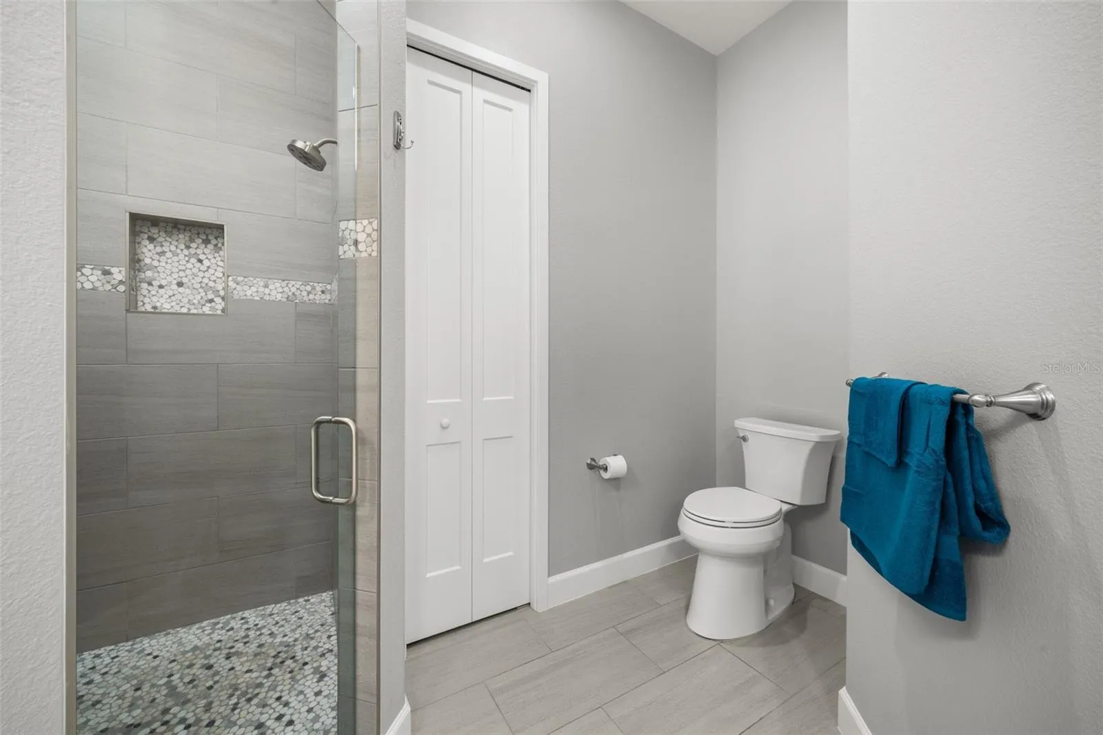 Primary en suite bathroom