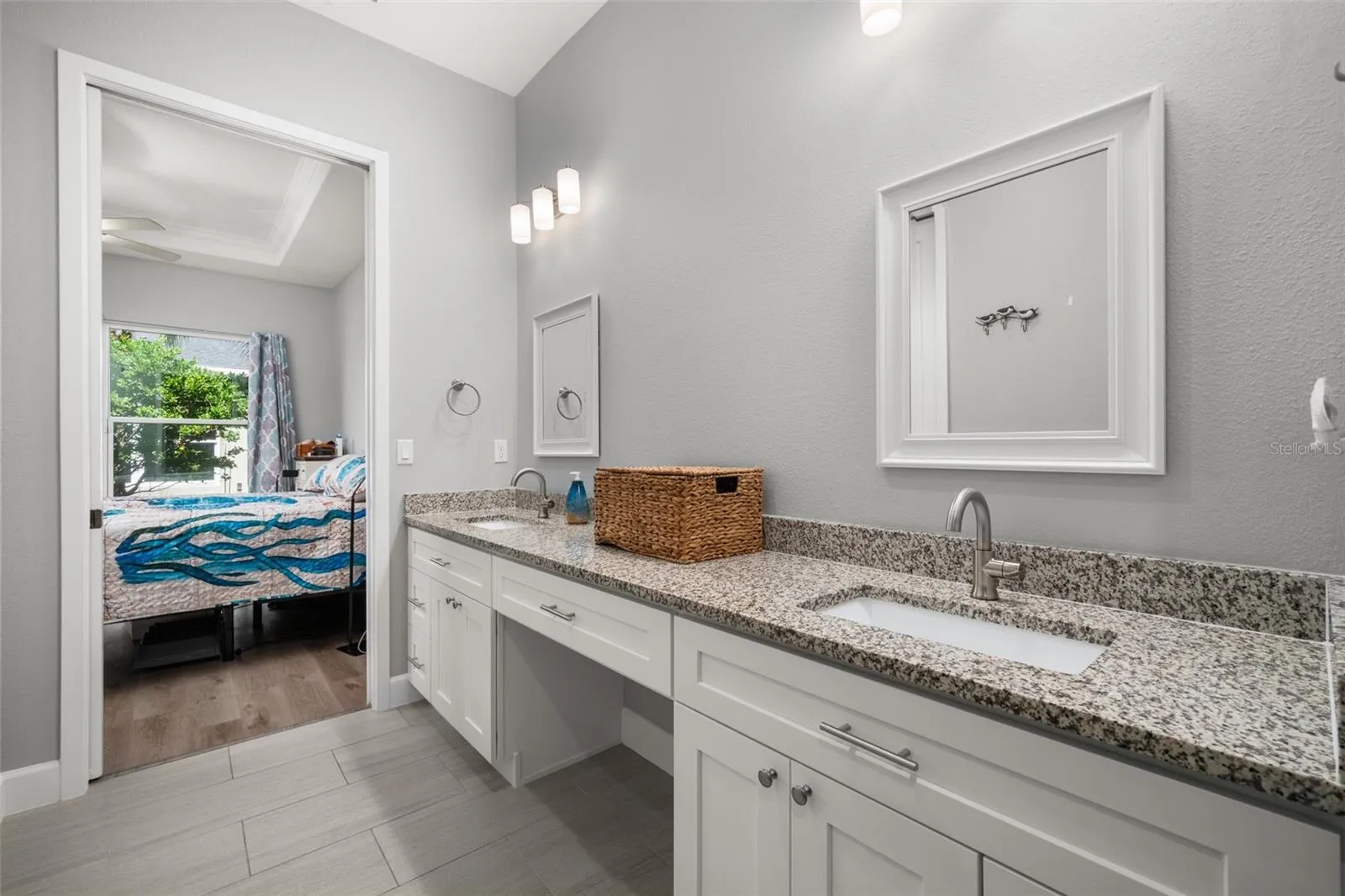 Primary en suite bathroom