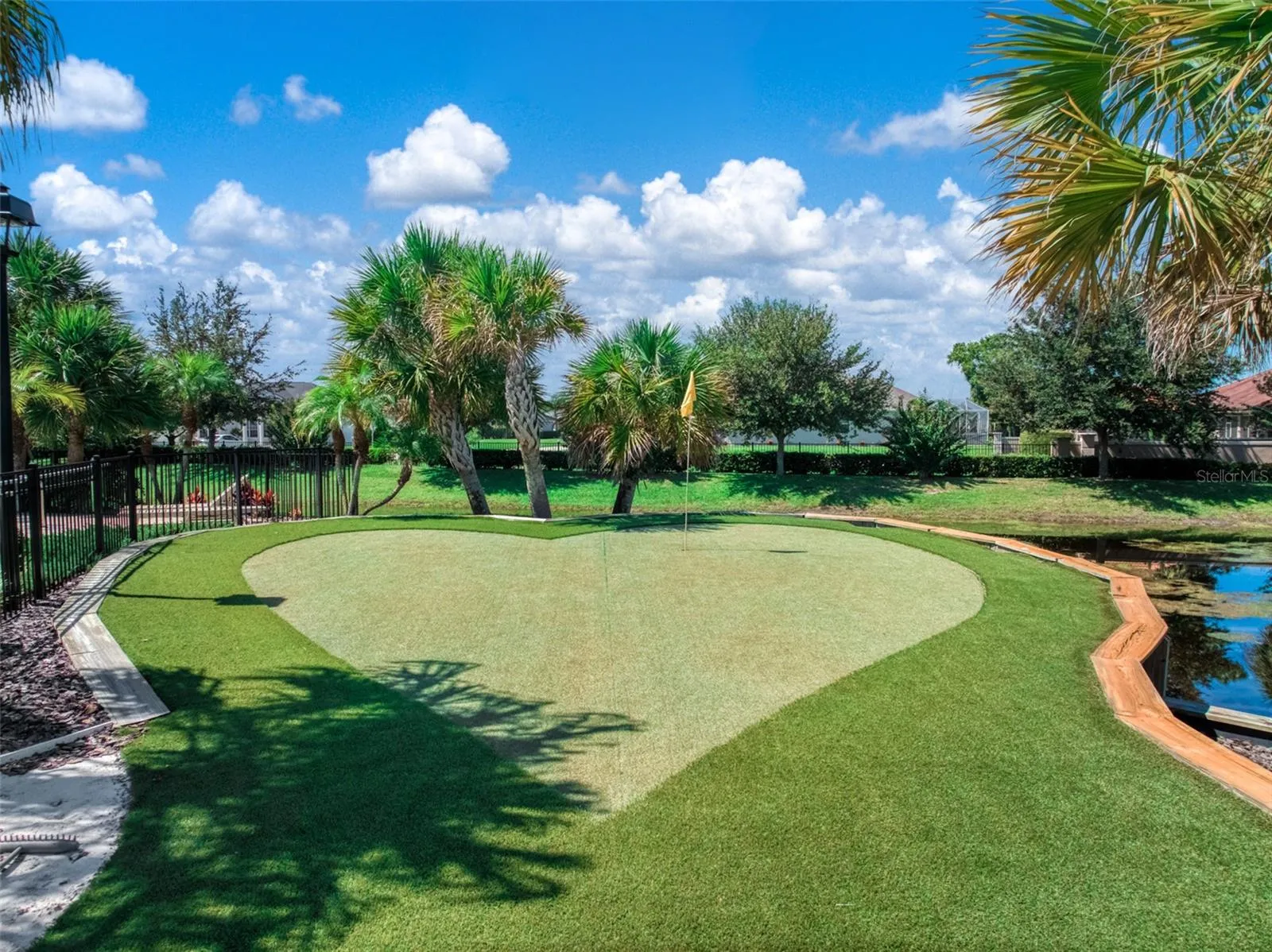 Magnolia Golf Villas  putting green