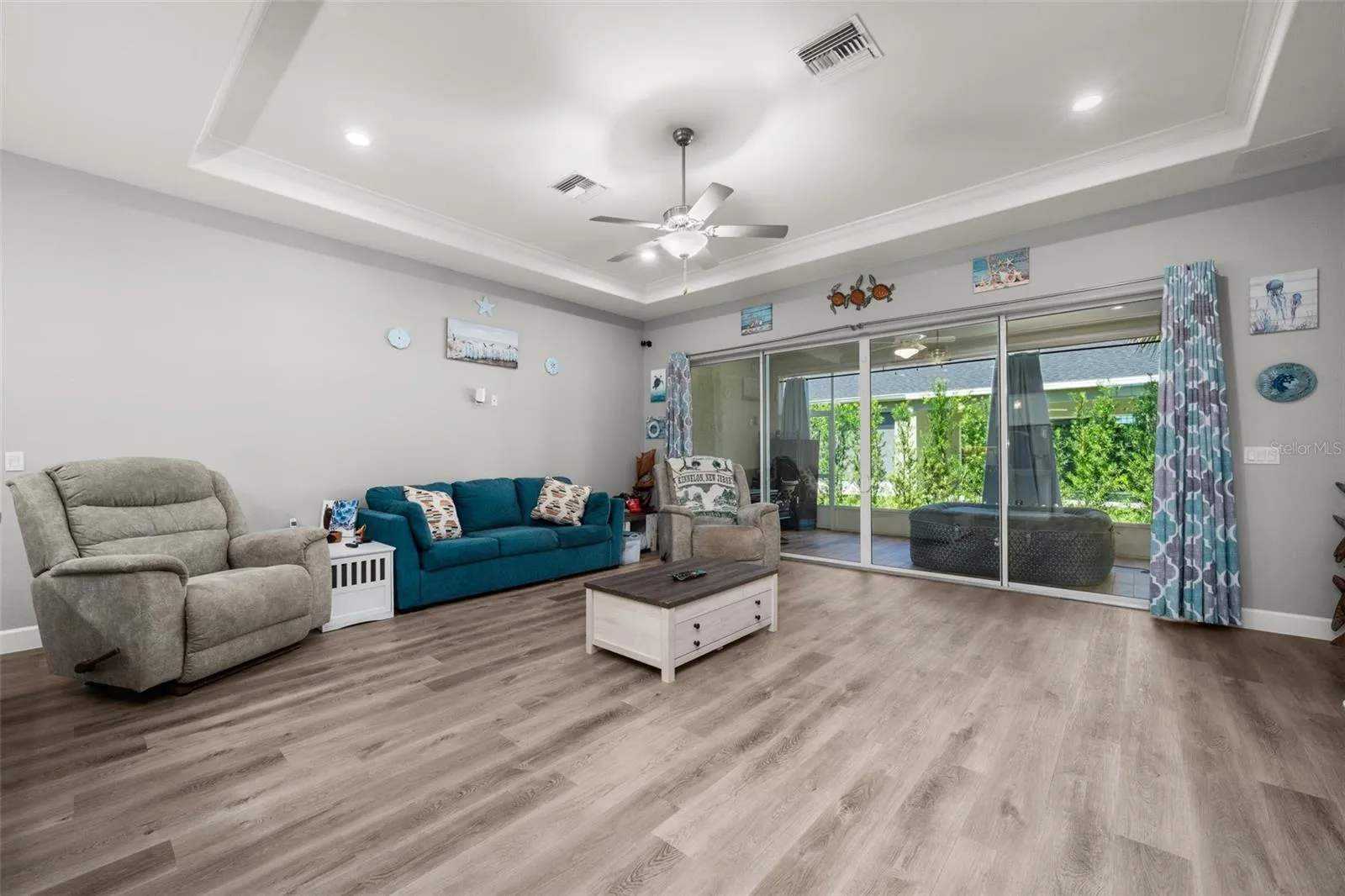 Living Room w/tray ceiling