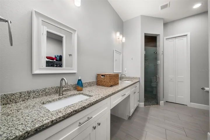 Primary en suite bathroom