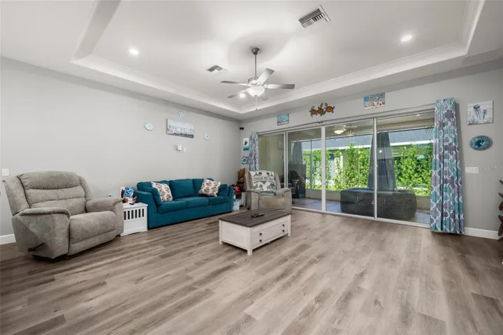 Living Room w/tray ceiling