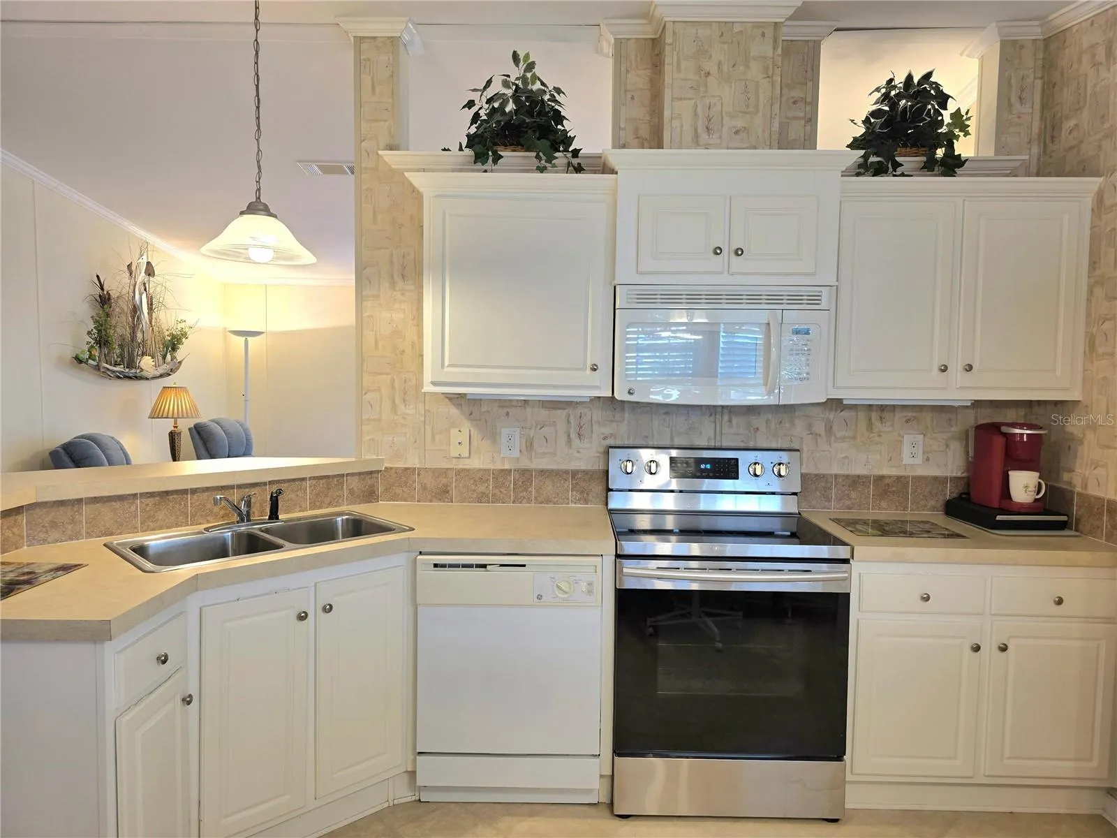 Kitchen with eat-in space &amp; breakfast bar.