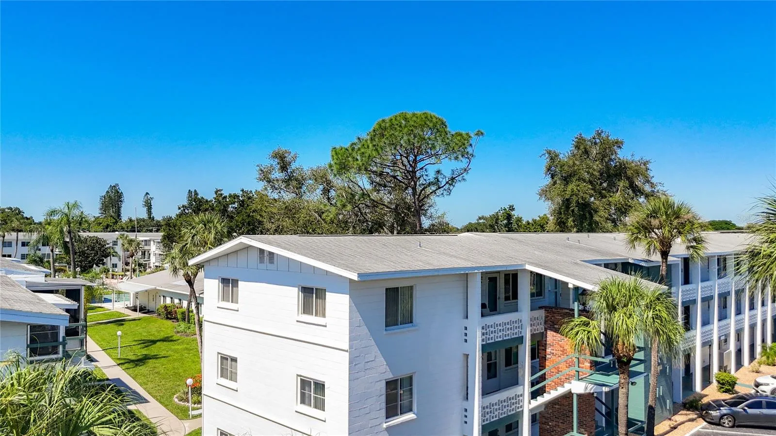 Desirable Top Floor Corner Unit