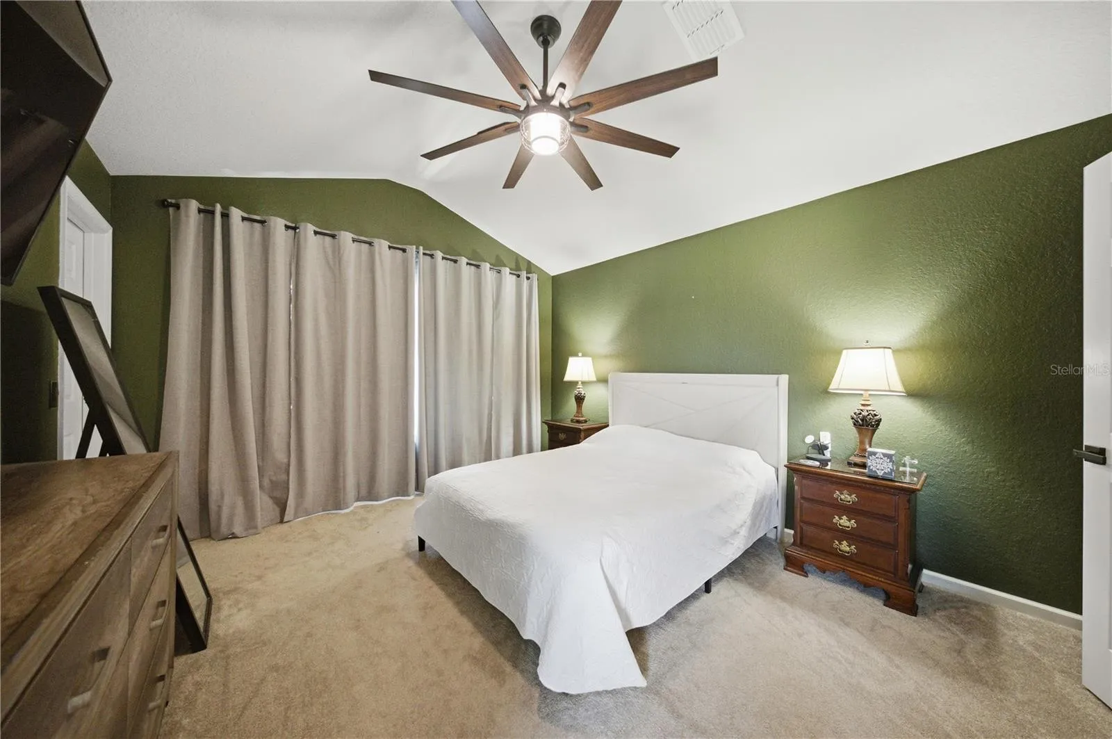 Primary bed, vaulted ceiling, remote big fan