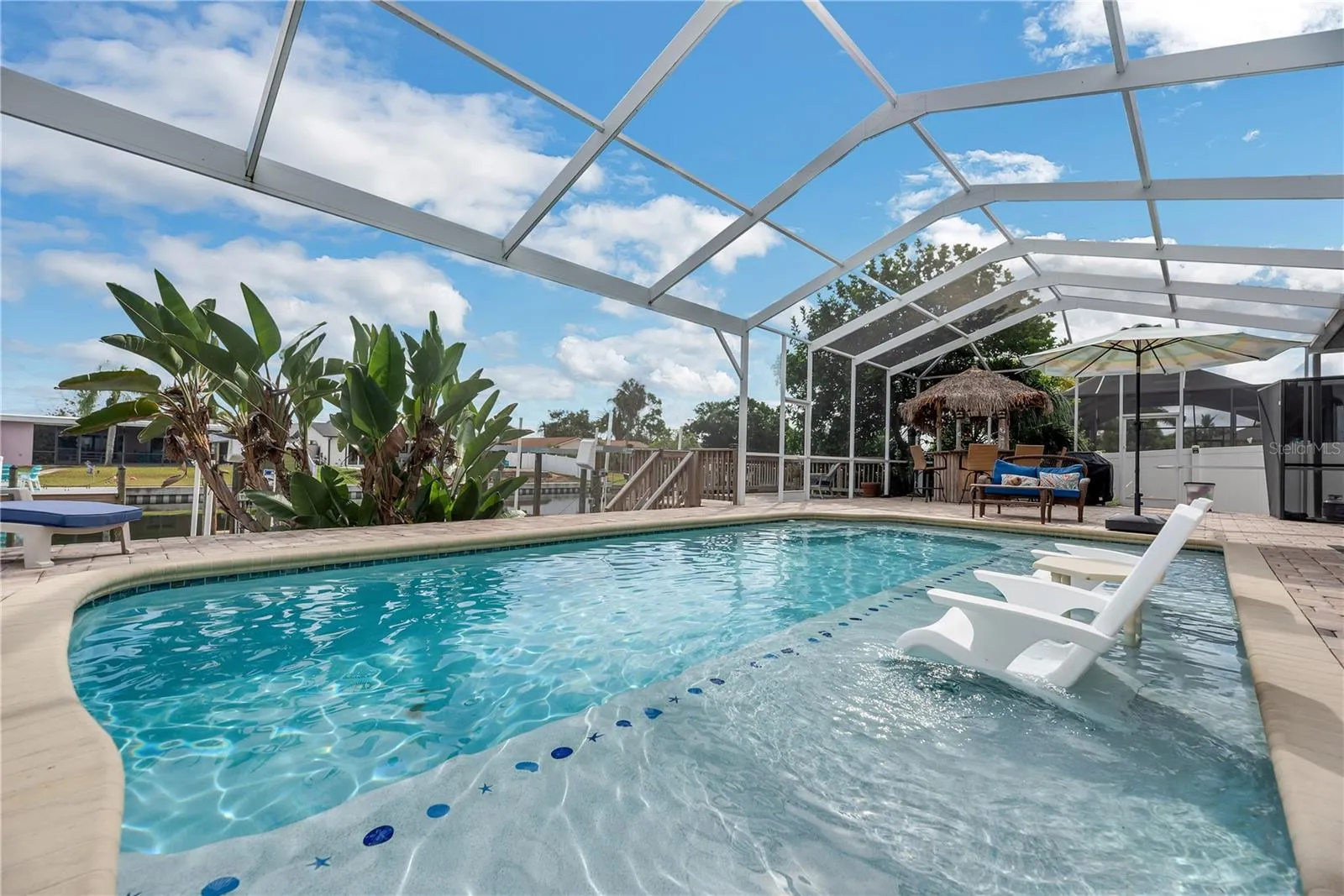 This scenic-view pool screen installed in 2022 allows expansive views of the docks and canal without support beam obstruction.