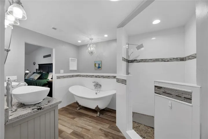 Buyers will love relaxing in this modern clawfoot tub.