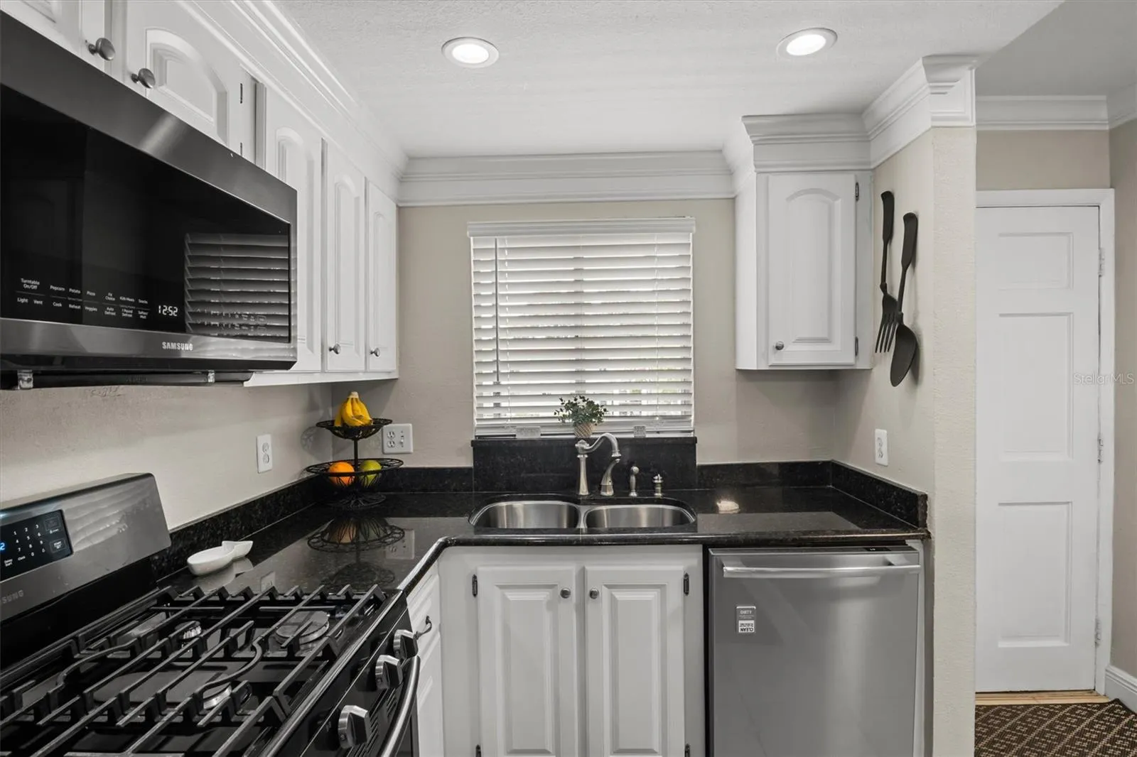 Kitchen - Granite countertops