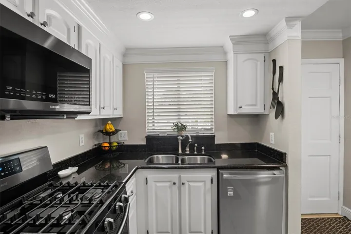 Kitchen - Granite countertops