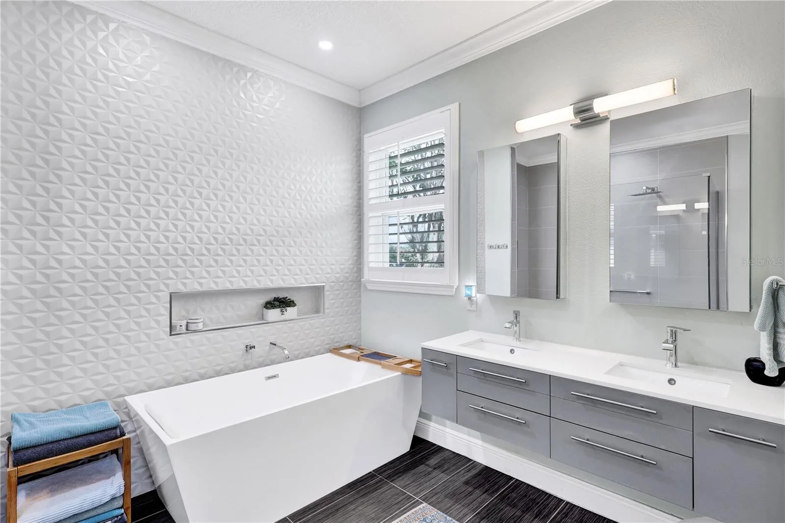 HIGH-END DESIGN TUB