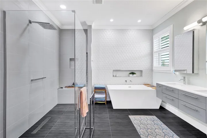 WALK-IN SHOWER