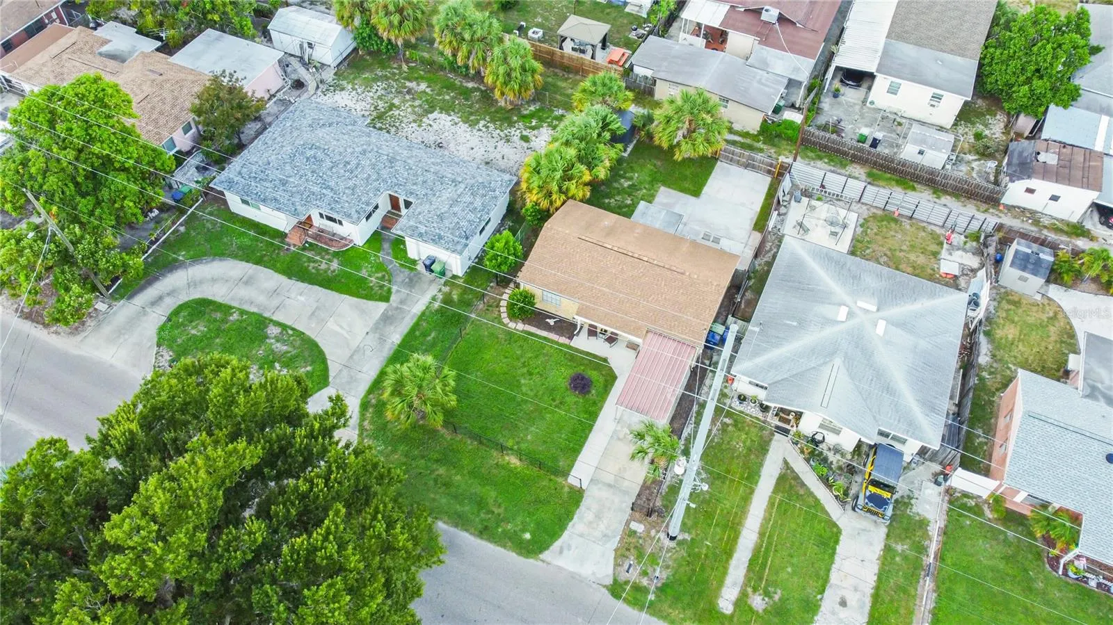 HUGE LOT, RV PARKING IN BACK