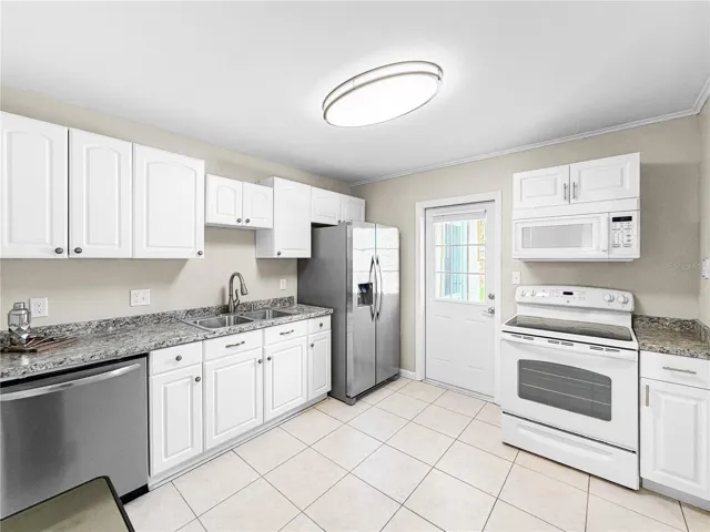 KITCHEN - STAINLESS APPLIANCES