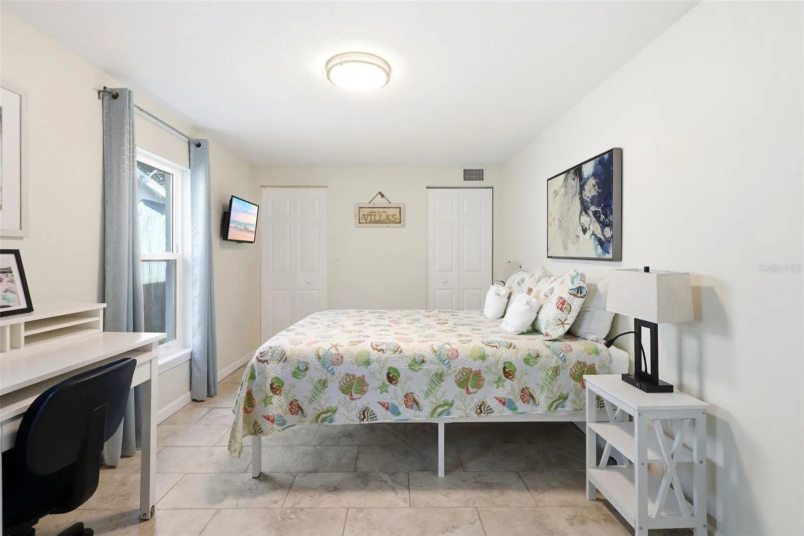 Large 3rd bedroom with walkin closet