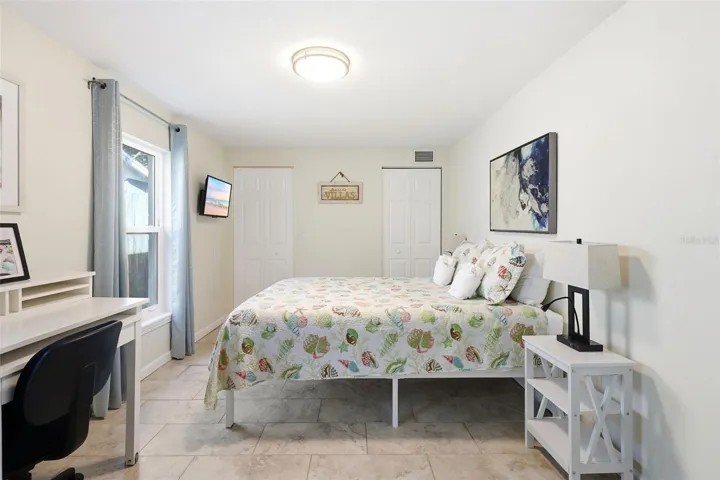 Large 3rd bedroom with walkin closet