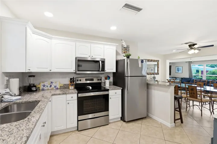 Kitchen with breakfast bar