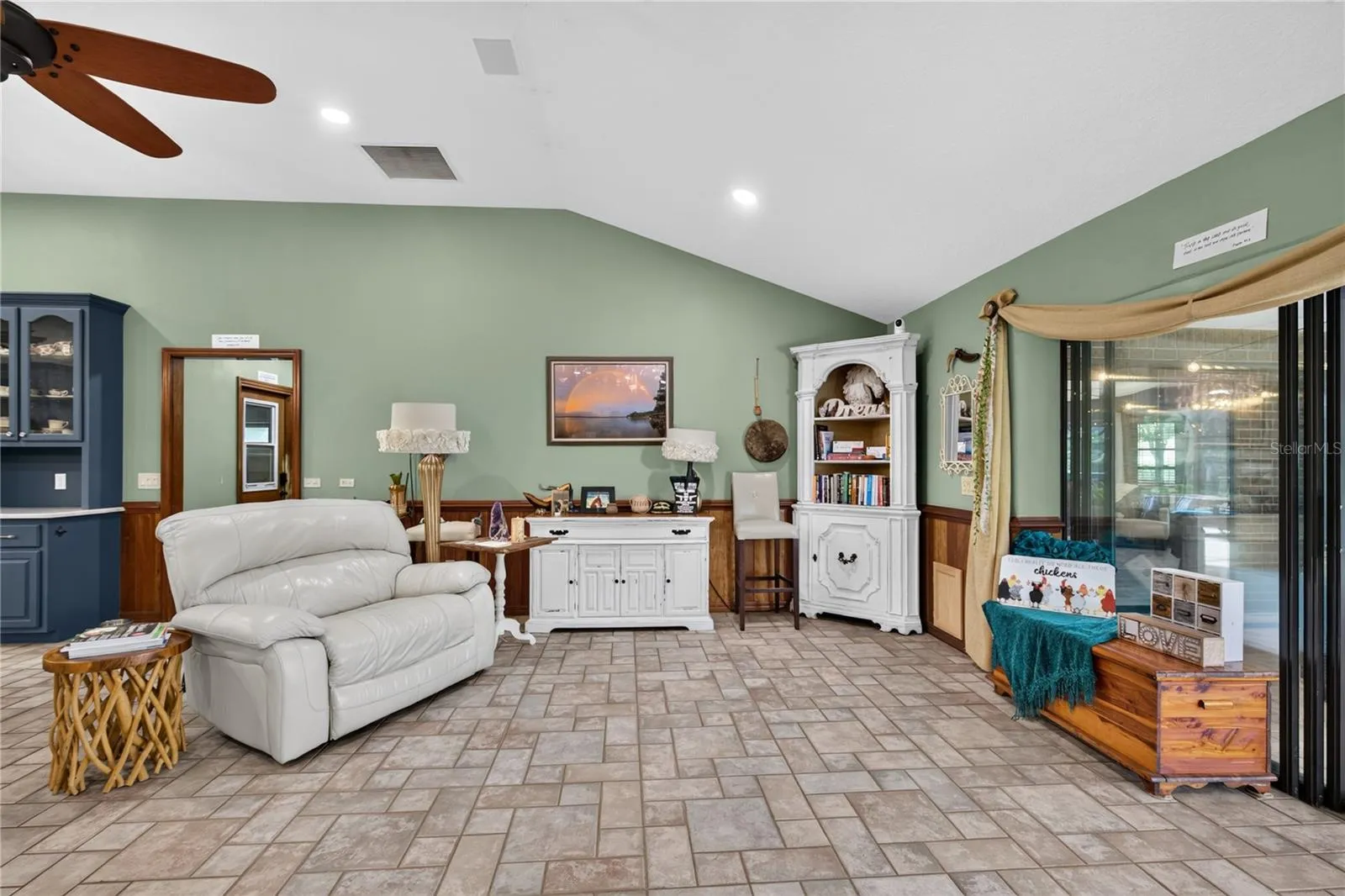 sitting area/ dining area off living room and kitchen