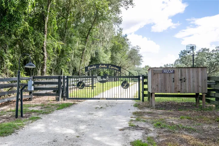 gate entrance / driveway