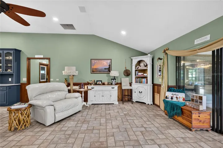 sitting area/ dining area off living room and kitchen