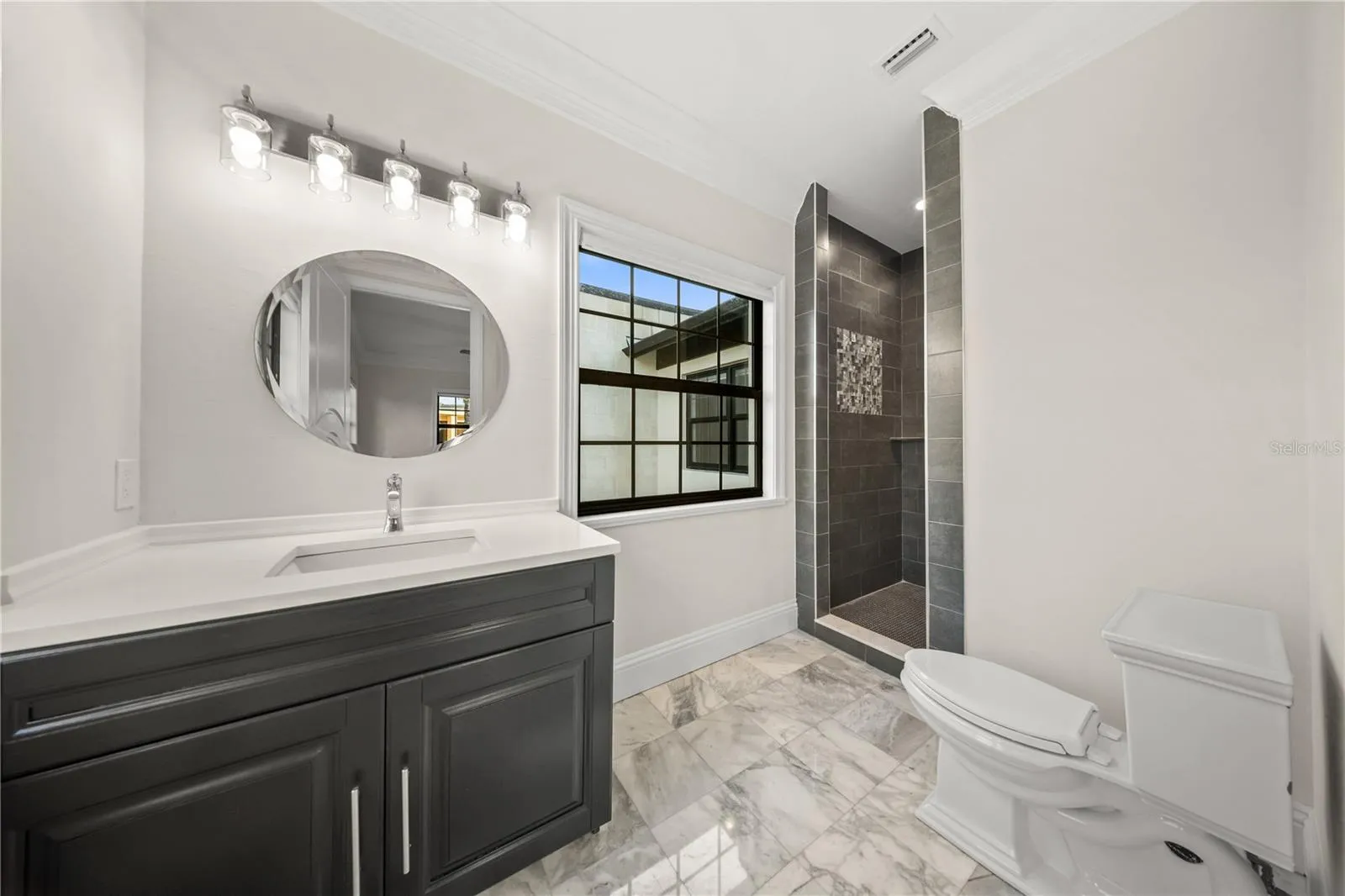 En Suite to Bedroom 3
