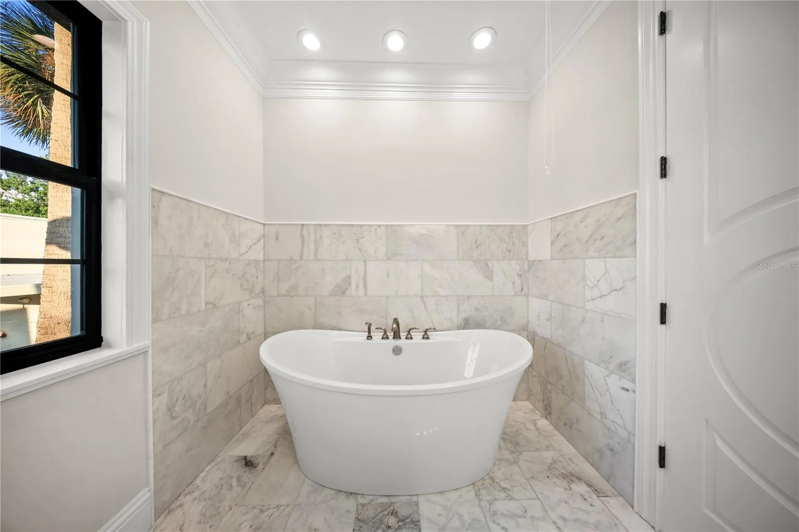Tub in En Suite 5