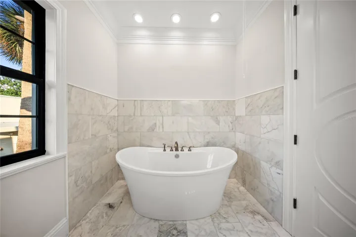 Tub in En Suite 5