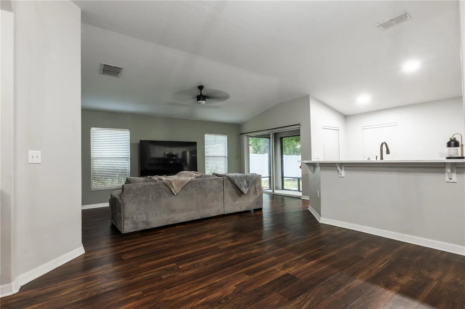Living Room/Breakfast Bar