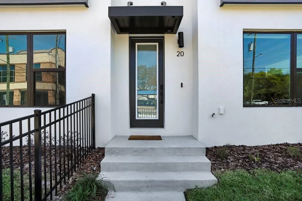 Private, Fenced Entrance
