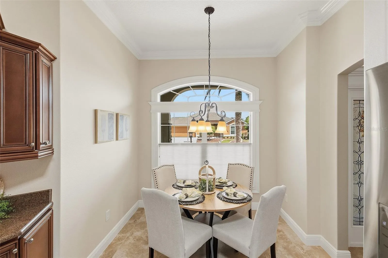 eat-in breakfast nook