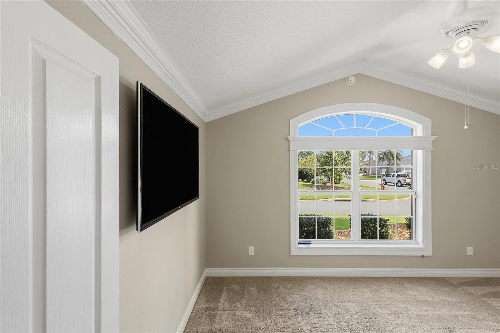 front bedroom / den