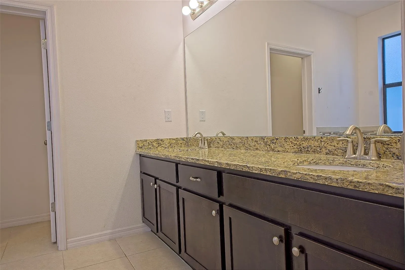 Master bathroom Barthroom