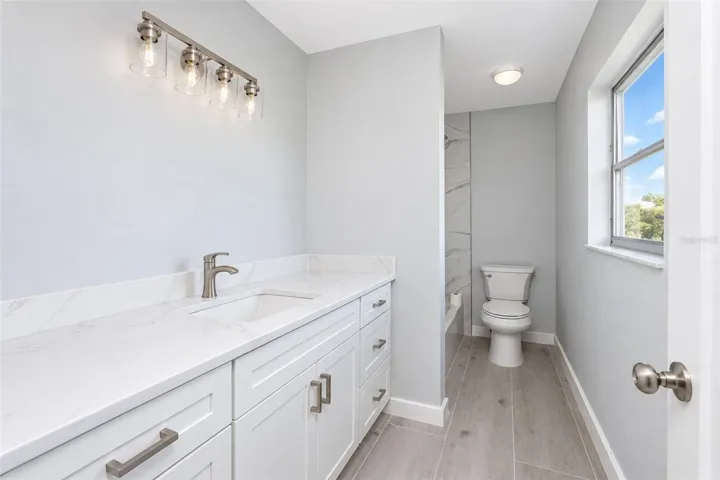 Owners private dressing area and bath suite with combines tub/shower and loo.