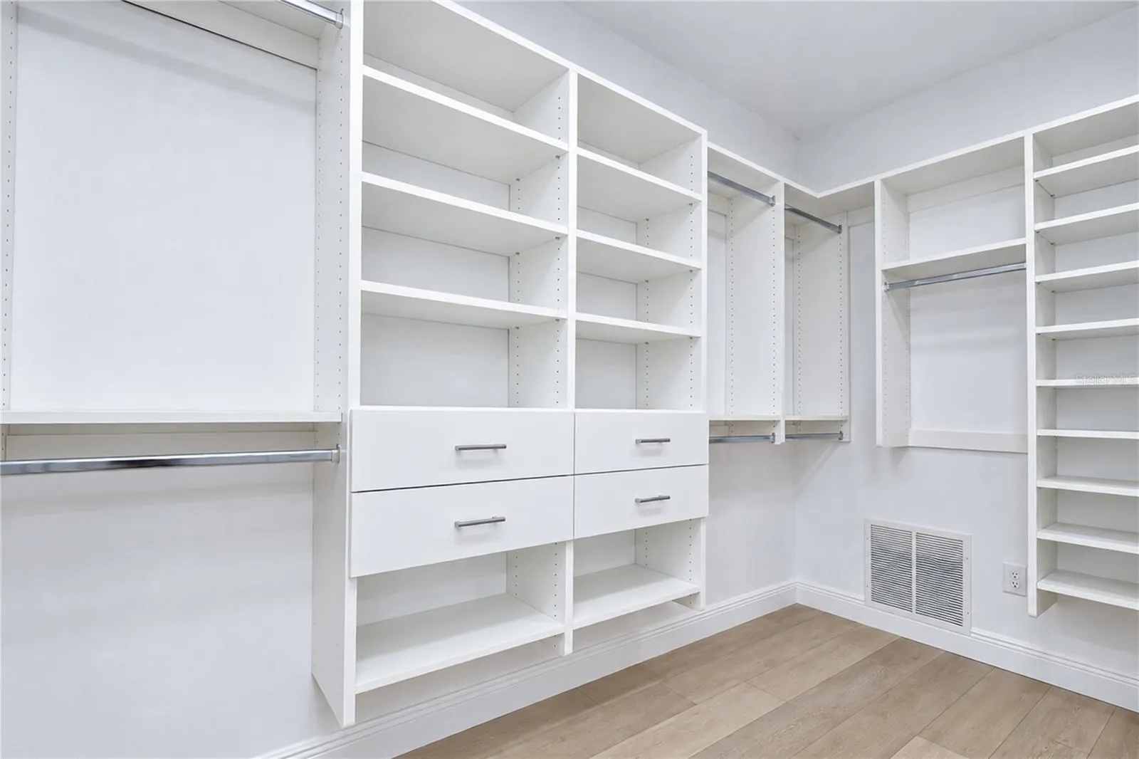 12' Walk In Closet
