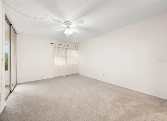 NEW CARPET AND FRESHLY PAINTED