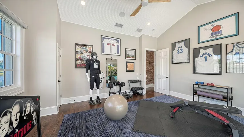 Downstair bonus room (or 5th bedroom)