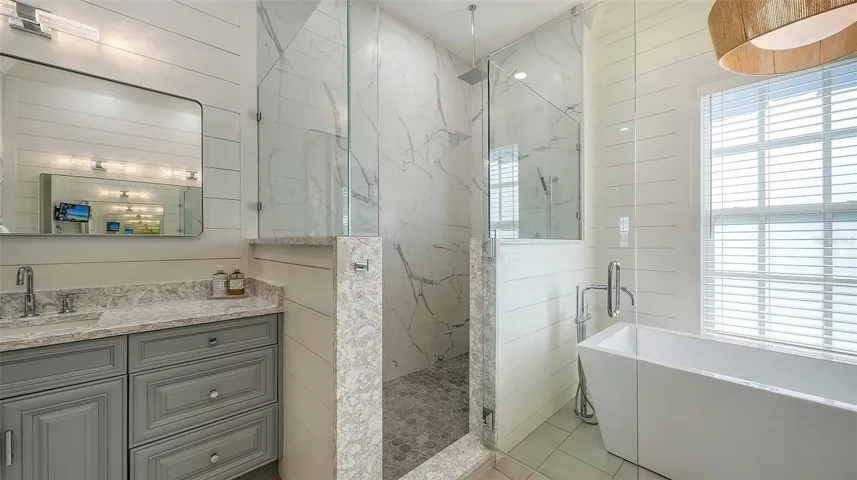 Owner's suite bath