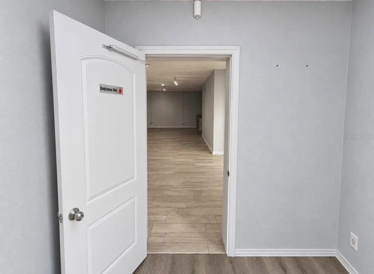 Entrance via the interior, Office 3.