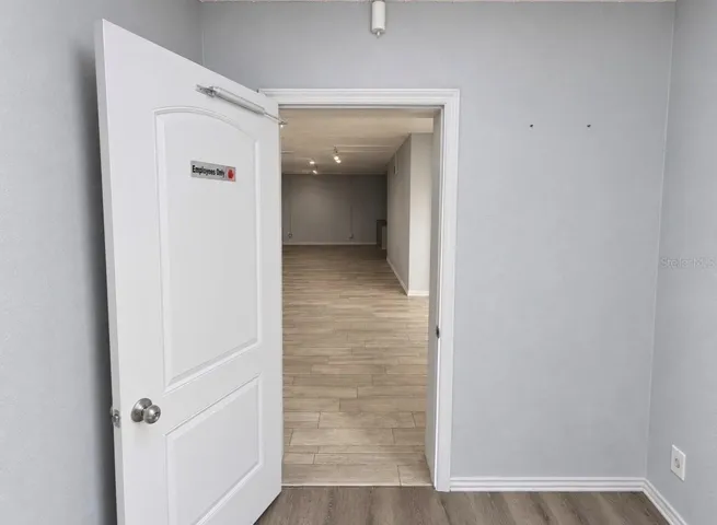 Entrance via the interior, Office 3.